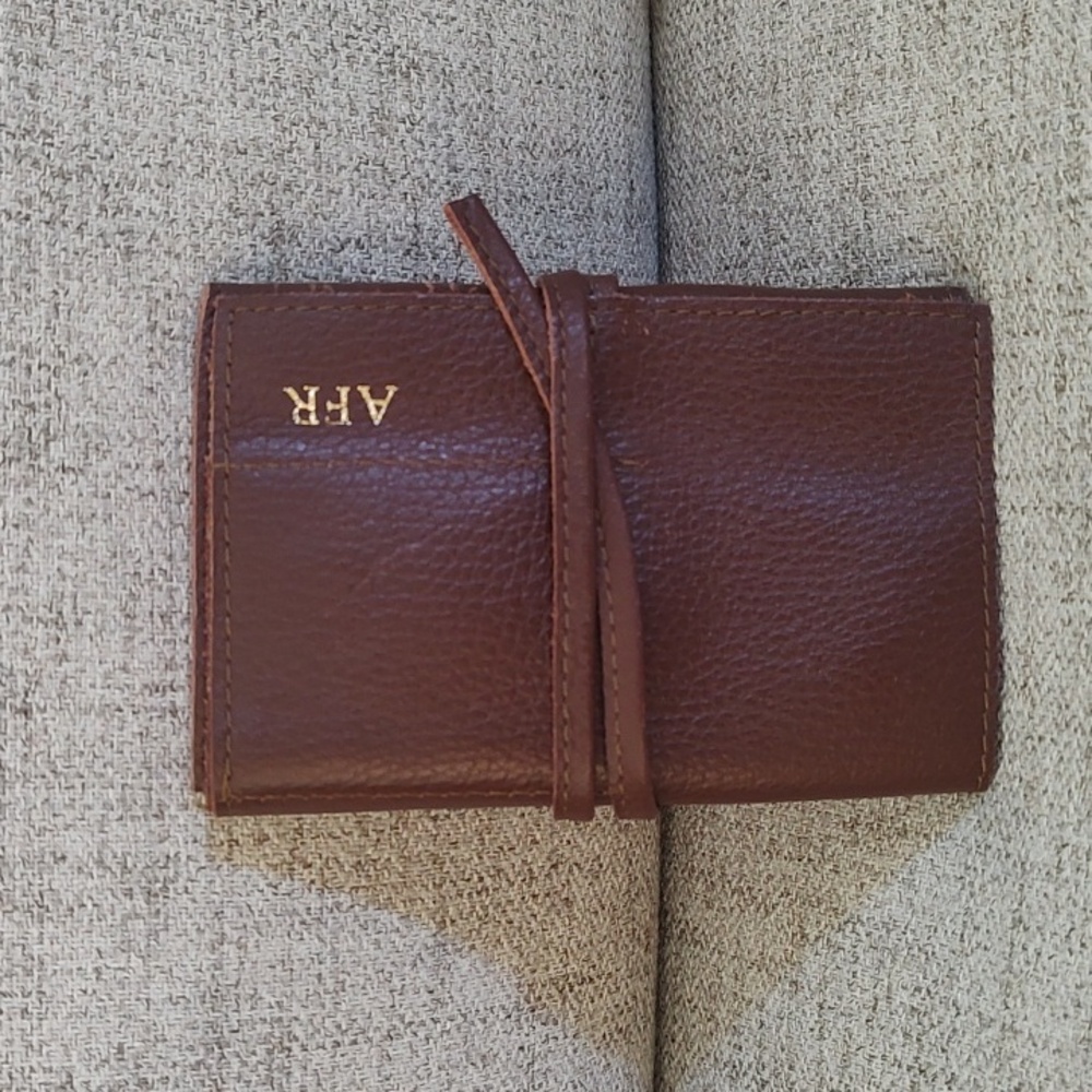 MARK & GRAHAM LEATHER CHARGER ROLL UP Brown*Initials AFR*